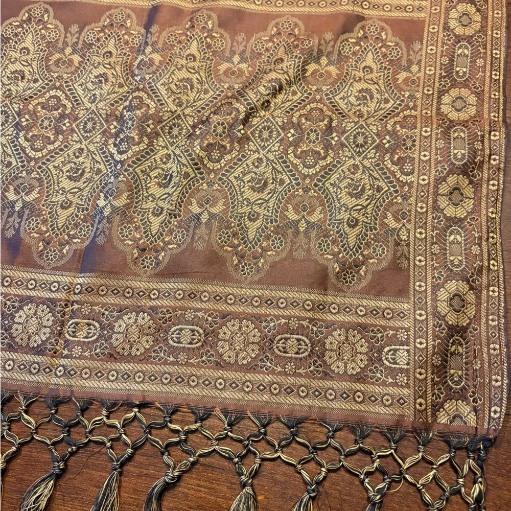 Elegant Brown Table Runner - Picture 2 of 3